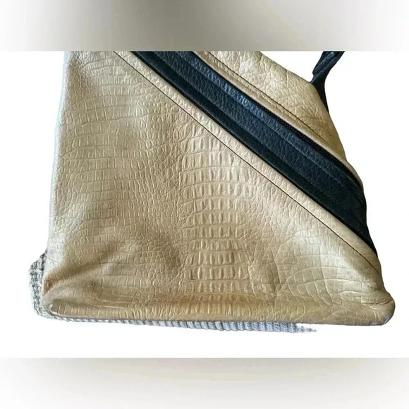 Tom Thomas Leathers Daz Asymmetrical Crossbody - Picture 5 of 15